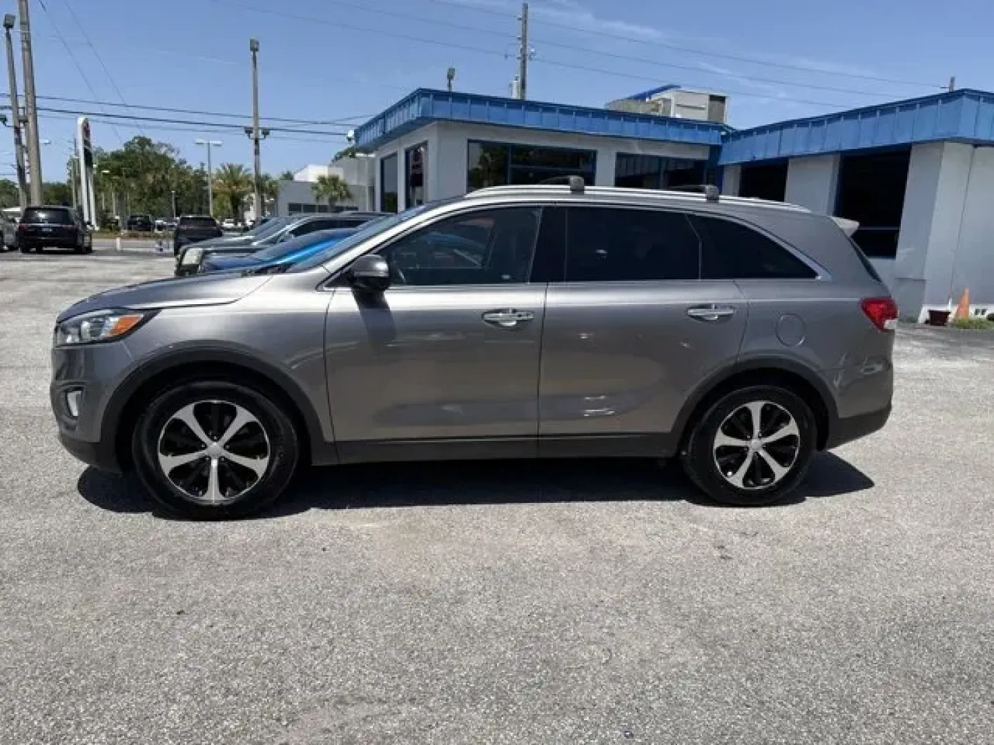2016 Kia Sorento (5XYPH4A12GG) with an Other engine, AUTOMATIC transmission, located at 1285 Cassat Ave, Jacksonville, FL, 32205, (904) 425-3000, 30.299780, -81.732430 - KBB.com 10 Best Used Midsize SUVs Under $15,000. Delivers 27 Highway MPG and 20 City MPG! This Kia Sorento boasts a Intercooled Turbo Regular Unleaded I-4 2.0 L/122 engine powering this Automatic transmission. WHEEL LOCKS, TITANIUM SILVER, INTERIOR LIGHTING KIT.*This Kia Sorento Comes Equipped with - Photo#3