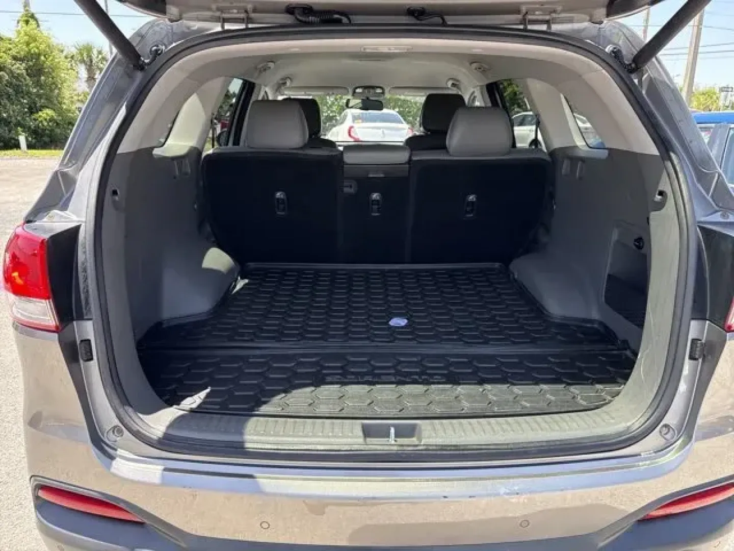 2016 Kia Sorento (5XYPH4A12GG) with an Other engine, AUTOMATIC transmission, located at 1285 Cassat Ave, Jacksonville, FL, 32205, (904) 425-3000, 30.299780, -81.732430 - KBB.com 10 Best Used Midsize SUVs Under $15,000. Delivers 27 Highway MPG and 20 City MPG! This Kia Sorento boasts a Intercooled Turbo Regular Unleaded I-4 2.0 L/122 engine powering this Automatic transmission. WHEEL LOCKS, TITANIUM SILVER, INTERIOR LIGHTING KIT.*This Kia Sorento Comes Equipped with - Photo#7