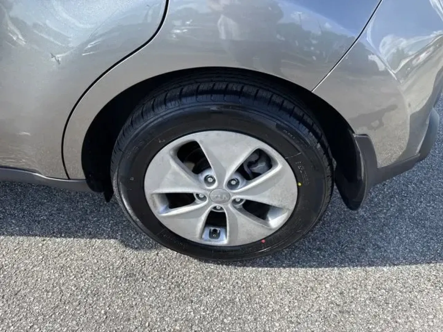 2016 Kia Soul (KNDJN2A2XG7) with an Other engine, AUTOMATIC transmission, located at 1285 Cassat Ave, Jacksonville, FL, 32205, (904) 425-3000, 30.299780, -81.732430 - IIHS Top Safety Pick. Only 103,498 Miles! Boasts 30 Highway MPG and 24 City MPG! This Kia Soul delivers a Regular Unleaded I-4 1.6 L/97 engine powering this Automatic transmission. TITANIUM GRAY, CONVENIENCE PACKAGE -inc: Auto On/Off Headlights, Rear Camera Display, Radio: AM/FM/MP3, 4.3 color touch - Photo#6