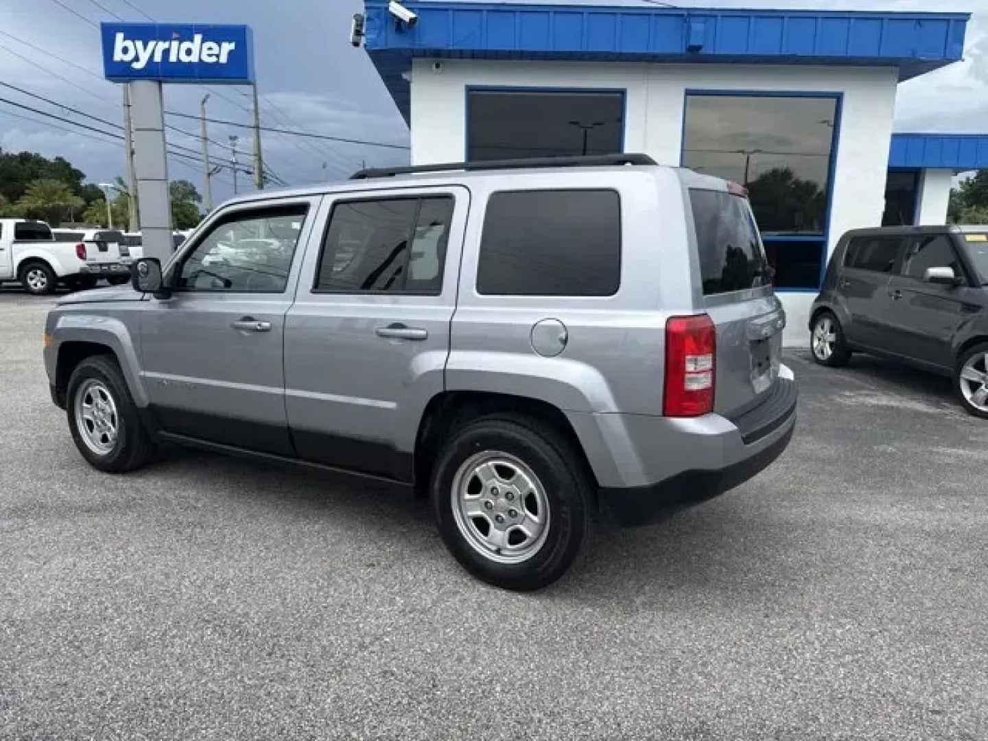 2014 Jeep Patriot (1C4NJPBA1ED) with an Other engine, AUTOMATIC transmission, located at 1285 Cassat Ave, Jacksonville, FL, 32205, (904) 425-3000, 30.299780, -81.732430 - KBB.com 5-Year Cost to Own Awards. This Jeep Patriot boasts a Regular Unleaded I-4 2.0 L/122 engine powering this Automatic transmission. ENGINE: 2.0L I4 DOHC 16V DUAL VVT (STD), Variable intermittent wipers, Touring suspension.*This Jeep Patriot Comes Equipped with These Options *Strut Front Suspen - Photo#4
