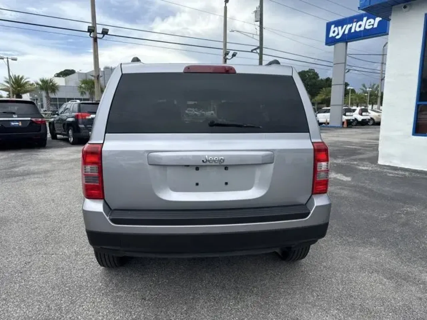 2014 Jeep Patriot (1C4NJPBA1ED) with an Other engine, AUTOMATIC transmission, located at 1285 Cassat Ave, Jacksonville, FL, 32205, (904) 425-3000, 30.299780, -81.732430 - KBB.com 5-Year Cost to Own Awards. This Jeep Patriot boasts a Regular Unleaded I-4 2.0 L/122 engine powering this Automatic transmission. ENGINE: 2.0L I4 DOHC 16V DUAL VVT (STD), Variable intermittent wipers, Touring suspension.*This Jeep Patriot Comes Equipped with These Options *Strut Front Suspen - Photo#5