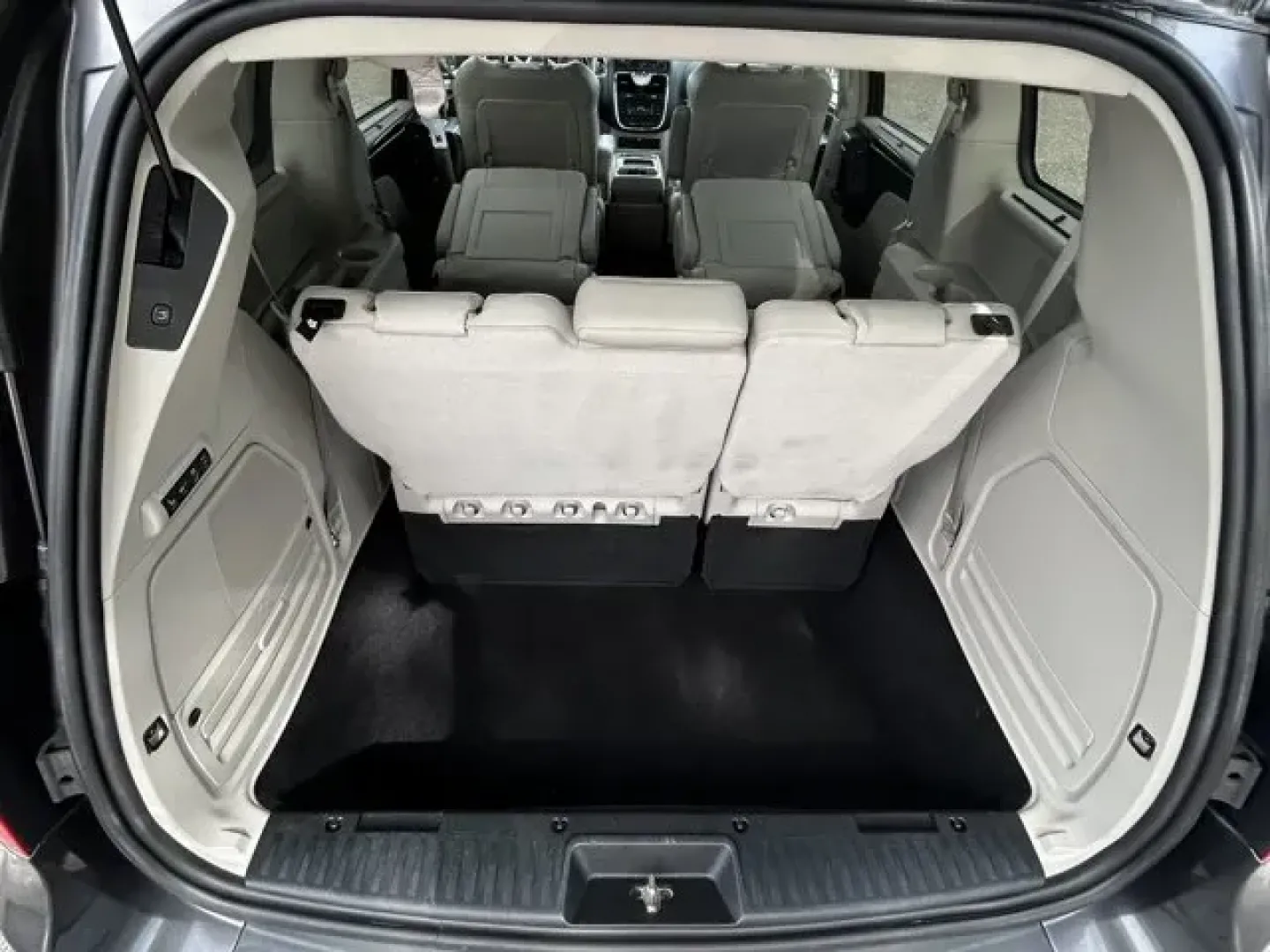 2015 Chrysler Town and Country (2C4RC1GG1FR) with an Other engine, AUTOMATIC transmission, located at 7701 Park Blvd., Pinellas Park, FL, 33781, (727) 369-7777, 27.839552, -82.747284 - **Discover Your Next Family Adventure with the 2015 Chrysler Town and Country!**<br /> <br /> Are you searching for a dependable vehicle that perfectly balances comfort, space, and versatility for your growing family? Look no further than the 2015 Chrysler Town and Country, available now at Byrider - Photo#5